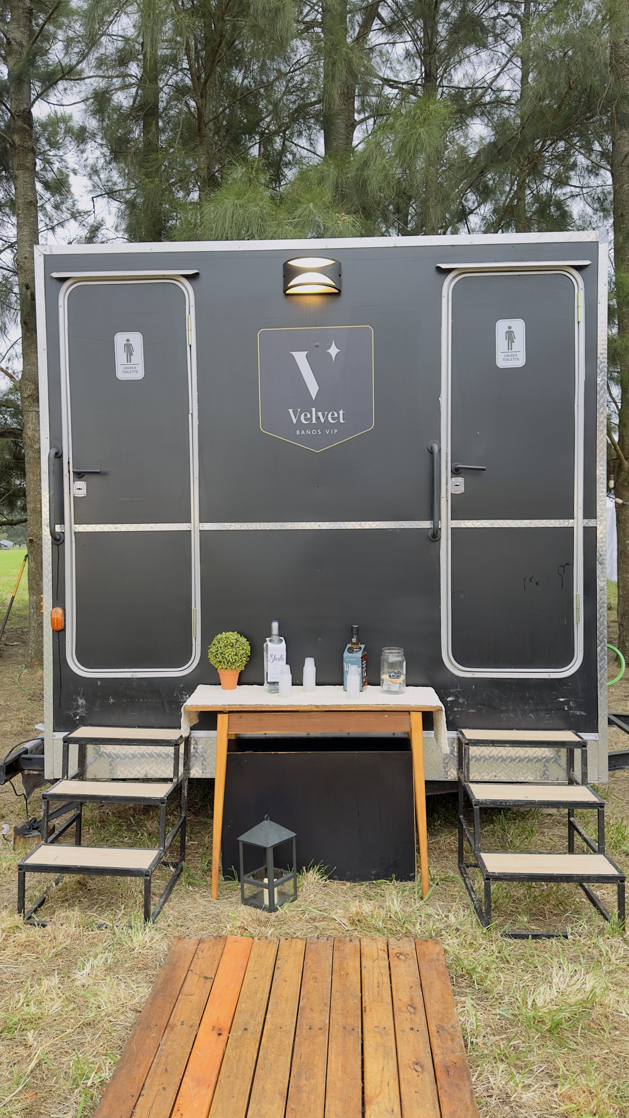 Módulo Velvet Baños VIP instalado en un evento